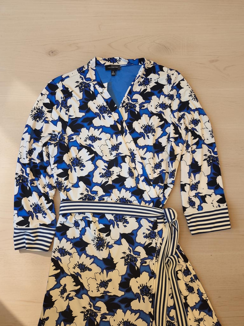 The Limited Blue and White Floral 3/4 Sleeve Wrap Dress Medium - Picture 6 of 9